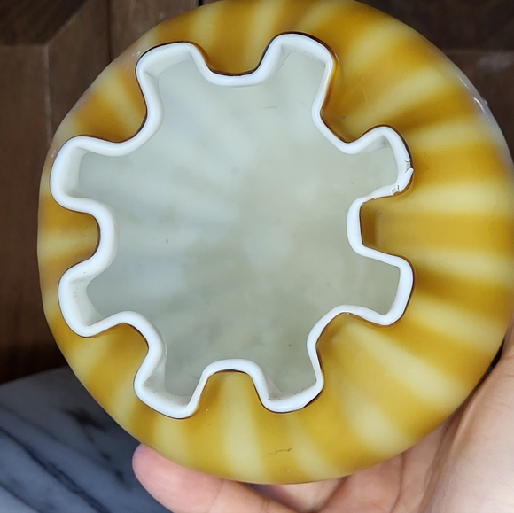 Glowing Green Glass Vase - Picture 10 of 12